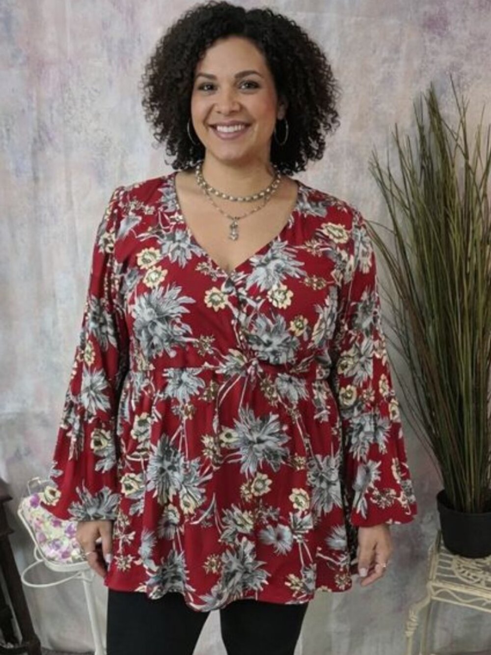 📌Suzanne Betro Beautiful Floral Top with Trumpet Sleeves